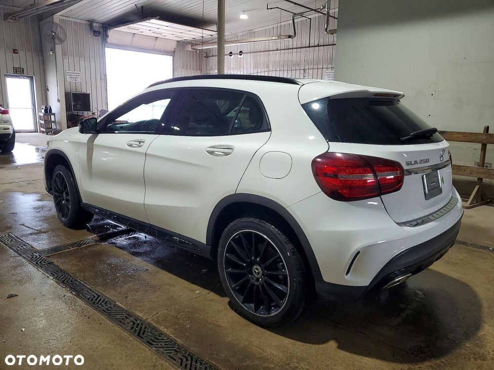 Mercedes-Benz GLA 250 4Matic 7G-DCT - 2