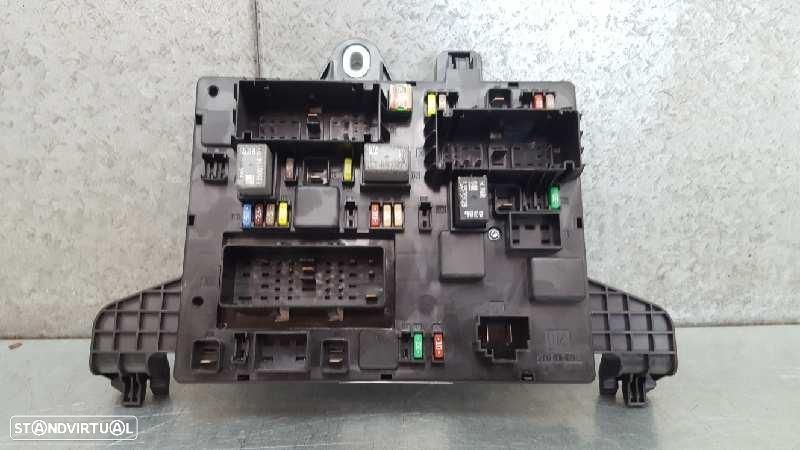 CAIXA DE RELES FUSÍVEIS OPEL ASTRA J BERLINA 5P - 1