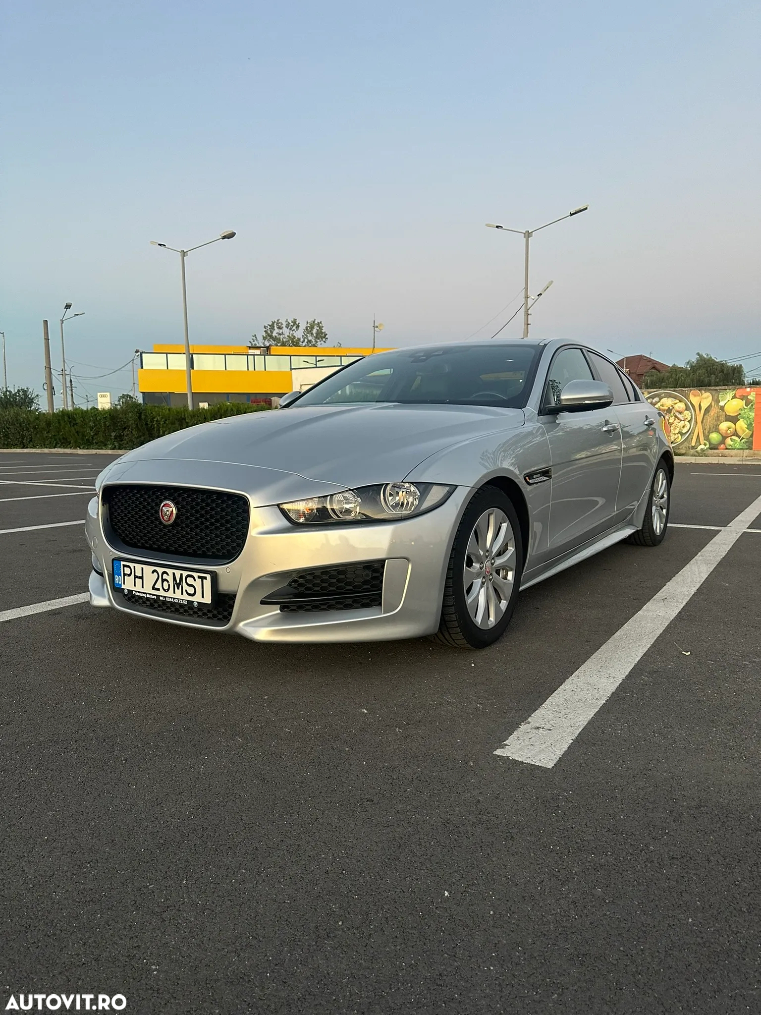 Jaguar XE 2.0 R-Sport - 4
