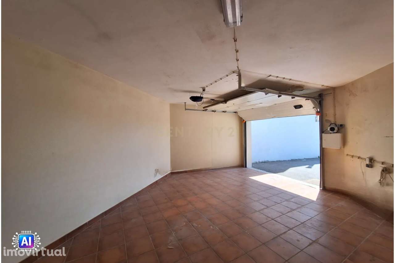 Garagem Independente com WC e Portão Elétrico – Montenegro, Faro - Grande imagem: 4/10
