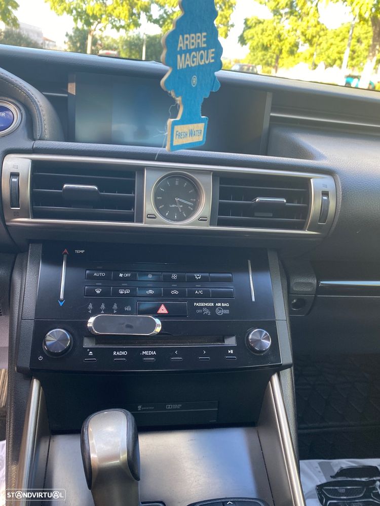 Lexus IS 300H - 11