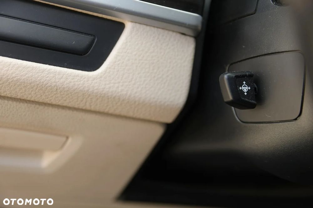 BMW Seria 5 525d - 27
