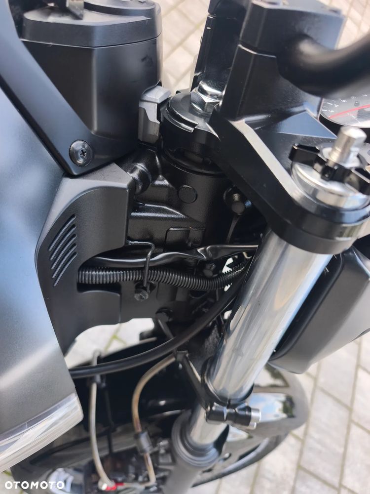 Suzuki GSR - 29