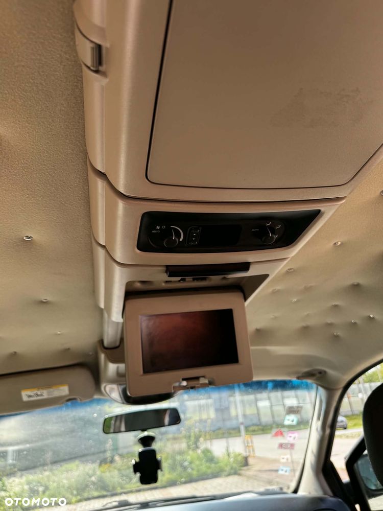 Chrysler Town & Country - 14