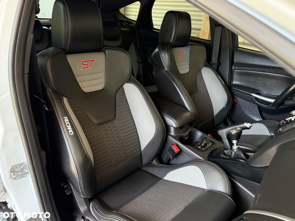 Ford Focus 2.0 EcoBoost ST mit Leder-Exclusiv-Paket - 37