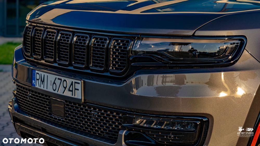 Jeep Wagoneer - 15