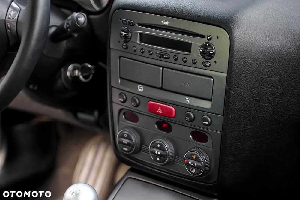 Alfa Romeo GT 1.9 JTD M-Jet Distinctive - 15