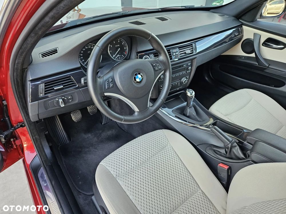 BMW Seria 3 318i Touring - 6