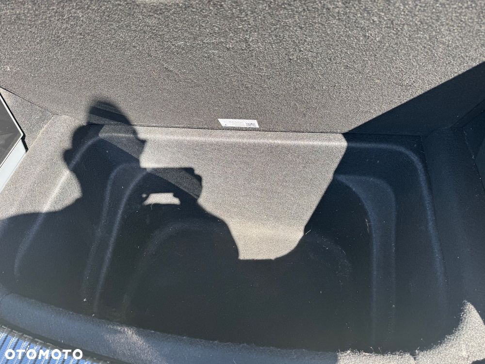 Tesla Model Y - 9