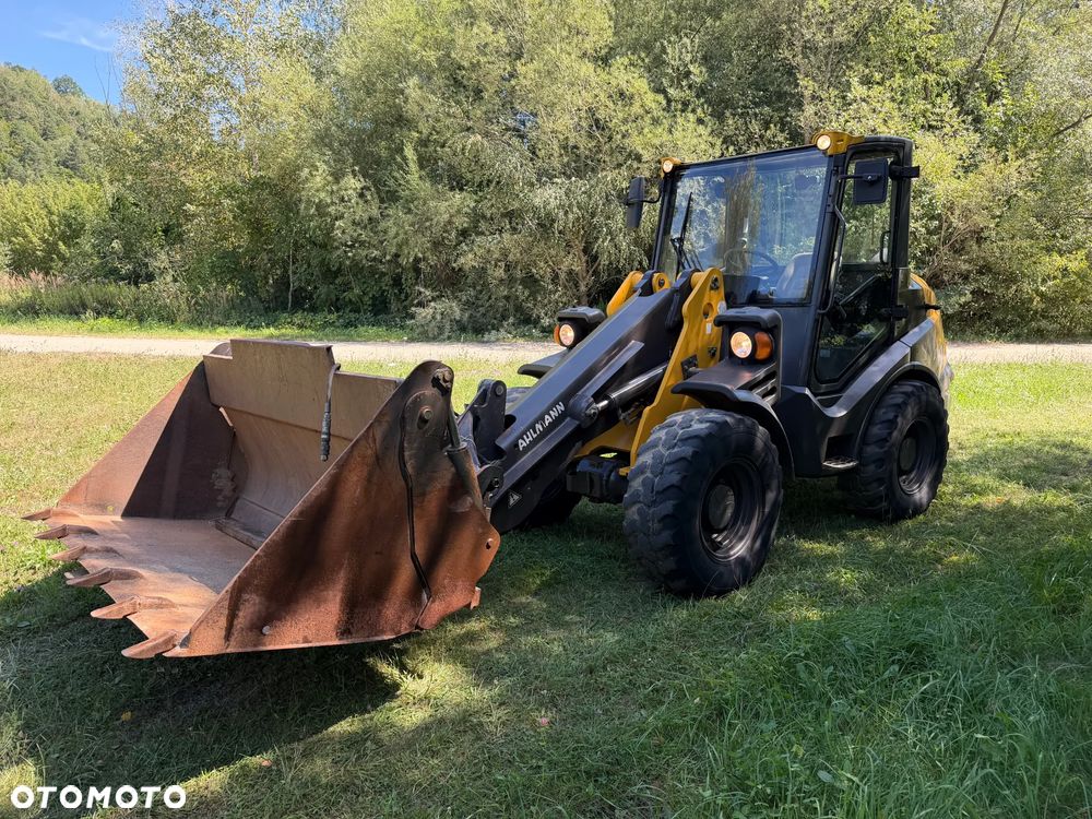 Mecalac AX1000 Ładowarka kołowa łamana 6,5 tony. Udźwig około 3 tony. 2017 rok.  Jak Nowa! Oryginał łyżka KROKODYL otwierana i widły. Mocny silnik DEUTZ 4 cylindry DEUTZ. Zero luzów i wycieków. Aktualne Badania DEKRA BMWT. Wielka Okazja. Maszyna jak nowa z Salonu. 2900 mtg. Pochodzi z Norweskiego urzędu gminy. Dodatkowe linie Hydrauliczne. Szybka wolna Jazda Rewers Hydrostatic. Wersja Norweska Mocne doświetlenie dodatkowe grzanie. kabina Ogrzewana wentylowana! Zmiana Osprzętu Hydrauliczna! pełne sterowanie z dżojstika! Podzespoły pompy suche, czytelne tabliczki! OKAZJA - 1