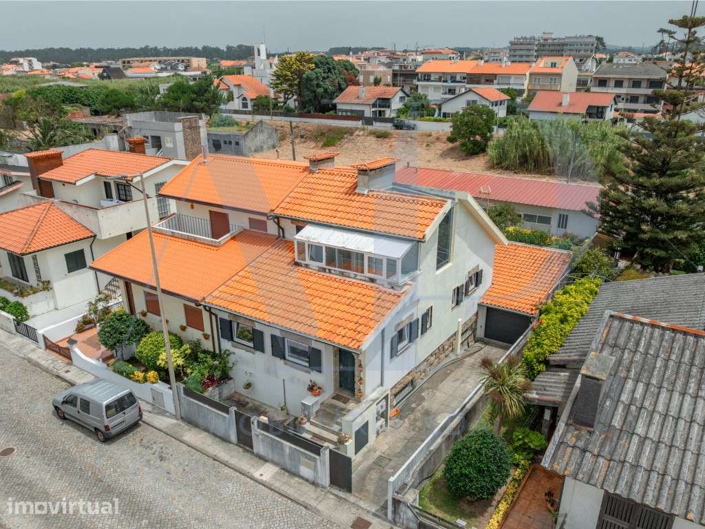 Moradia T3 de três frentes a apenas 400 metros da praia de Mindelo - Grande imagem: 2/32