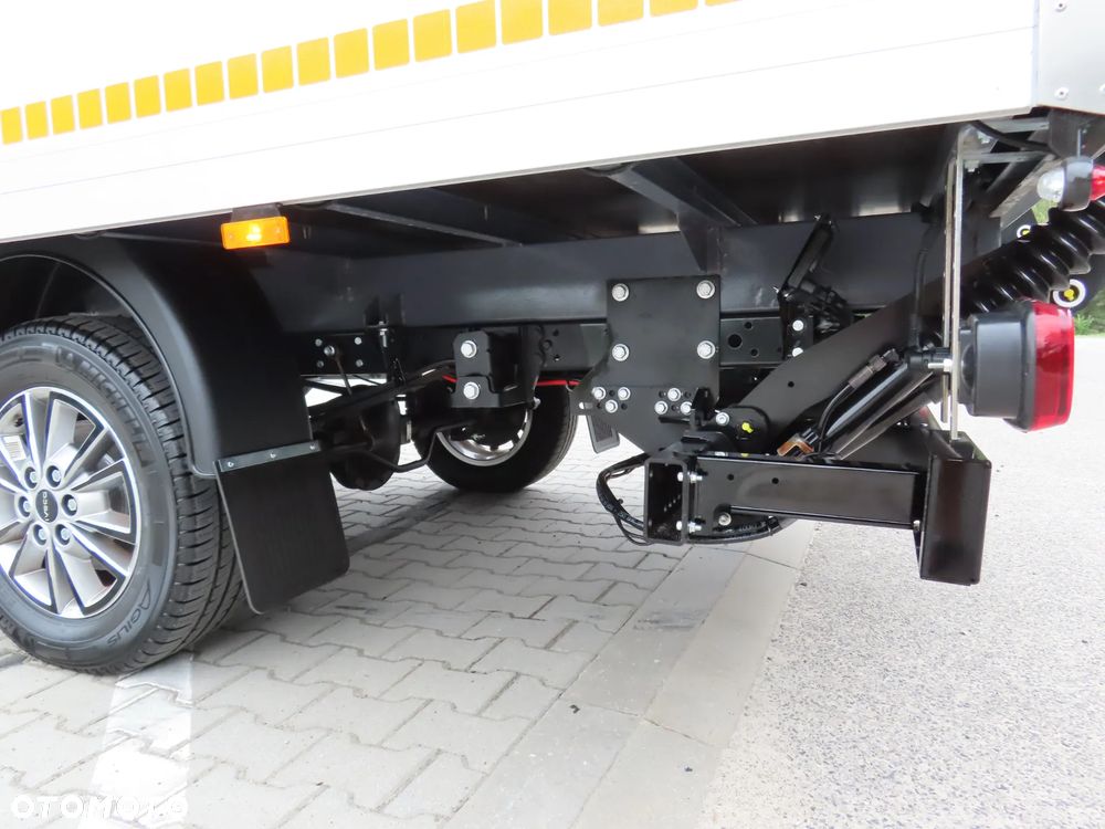 Iveco Daily 35S18 3.0 HPI 180 KM POWER Kontener+ WINDA BÄR 750 Kg 8.E.Palet 4270 mm Długi Boczne Drzwi Rozstaw Osi 4100 mm Ładowność 905 Kg GWARANCJA PRODUCENTA Stan Jak Nowy Gotowy Dostępny POLECAM - 17