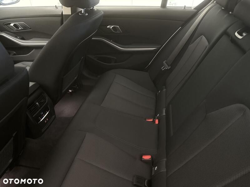 BMW Seria 3 318i - 21