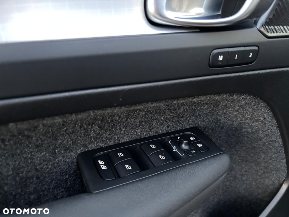 Volvo XC 40 B4 Ultra Black Edition - 24