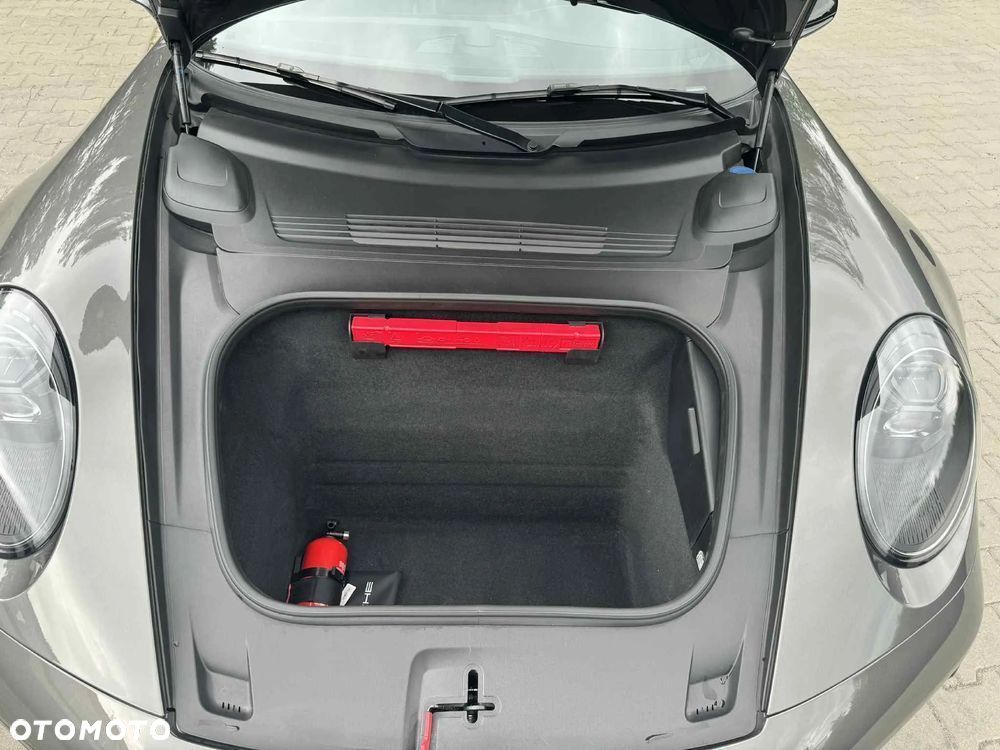 Porsche 911 Carrera 4 GTS - 11