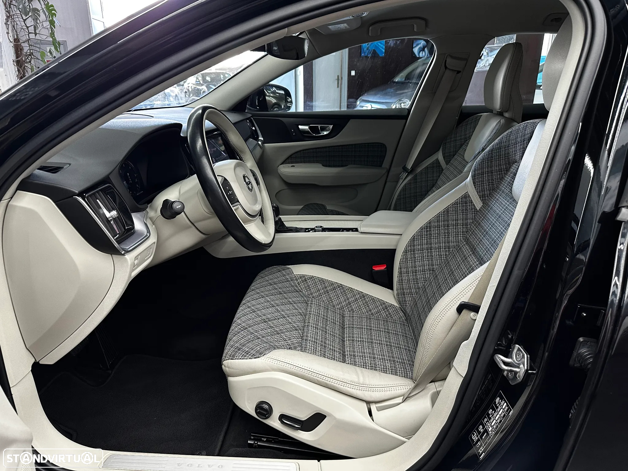 Volvo V60 2.0 D4 Momentum Geartronic - 15