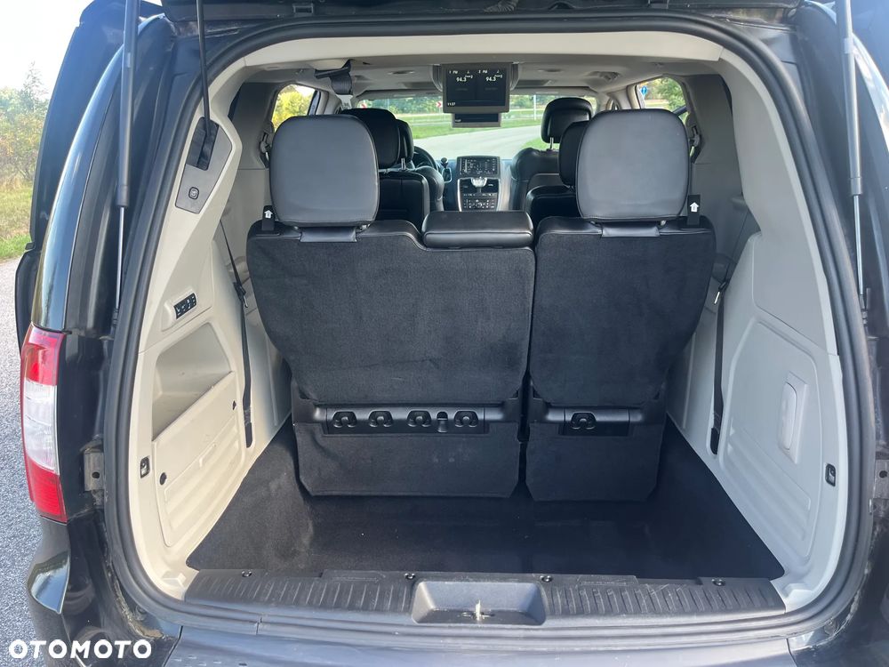 Chrysler Town & Country - 23