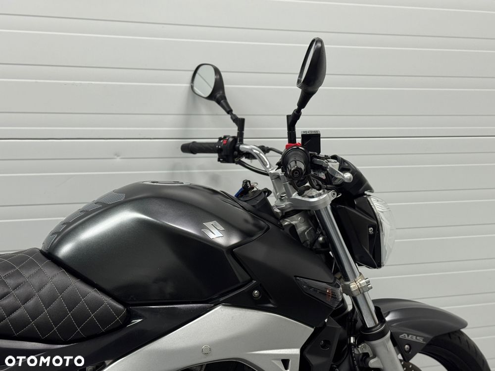 Suzuki GSR - 8