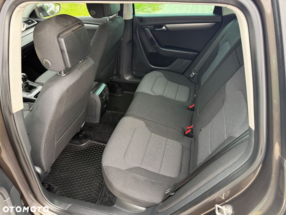 Volkswagen Passat - 19