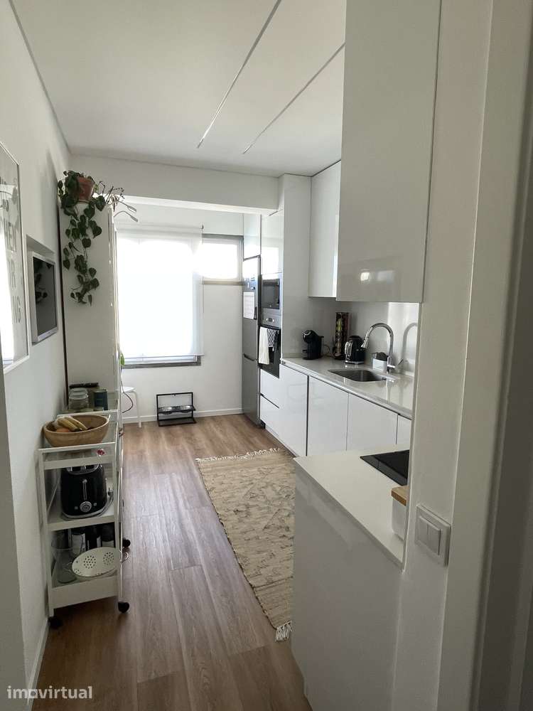 Quarto luminoso, WC privado, piscina e estacionamento – perto da praia - Grande imagem: 5/7