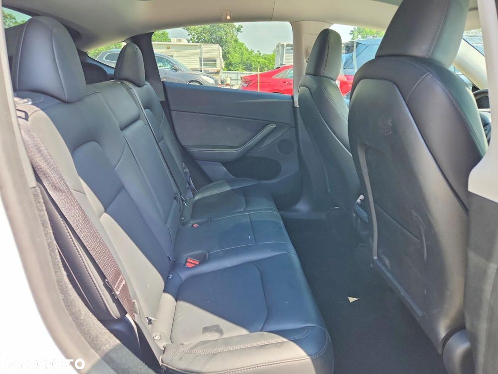 Tesla Model Y - 12