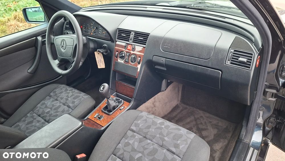 Mercedes-Benz Klasa C 180 Classic - 30