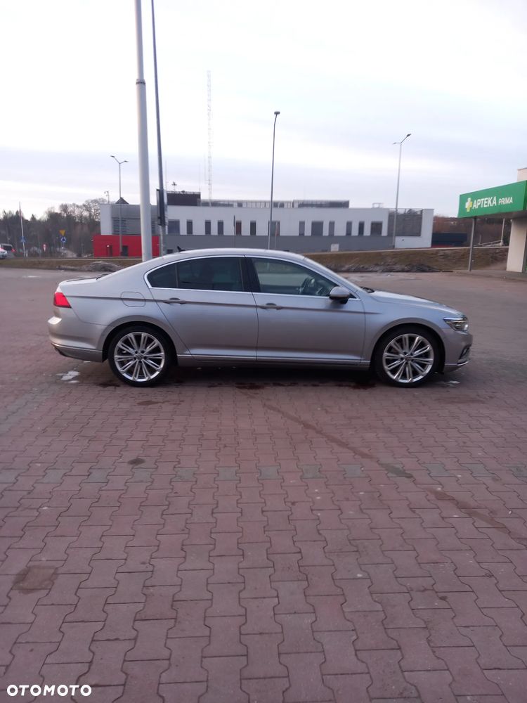 Volkswagen Passat - 1