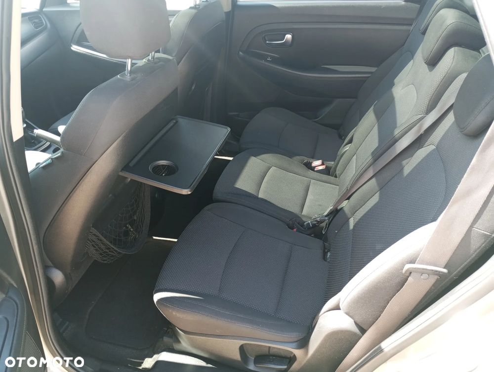 Kia Carens - 15