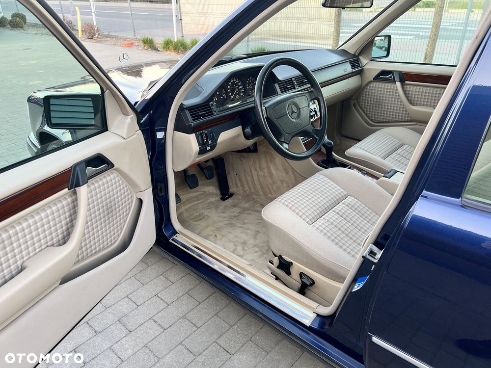 Mercedes-Benz Klasa E 260 - 18