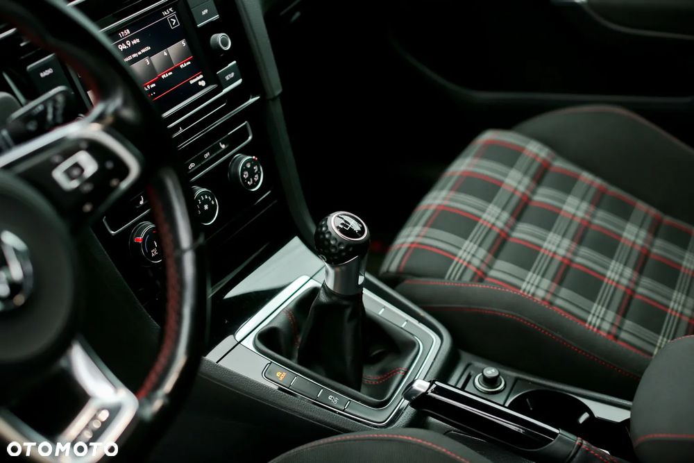 Volkswagen Golf - 25