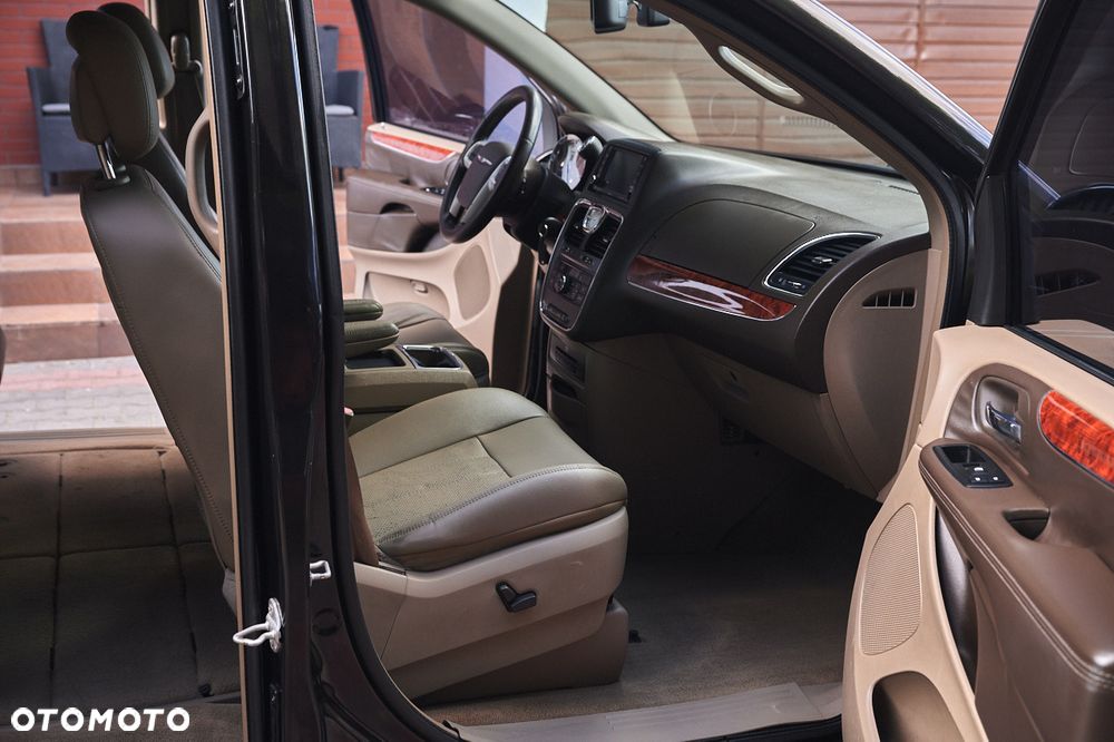 Chrysler Town & Country - 19