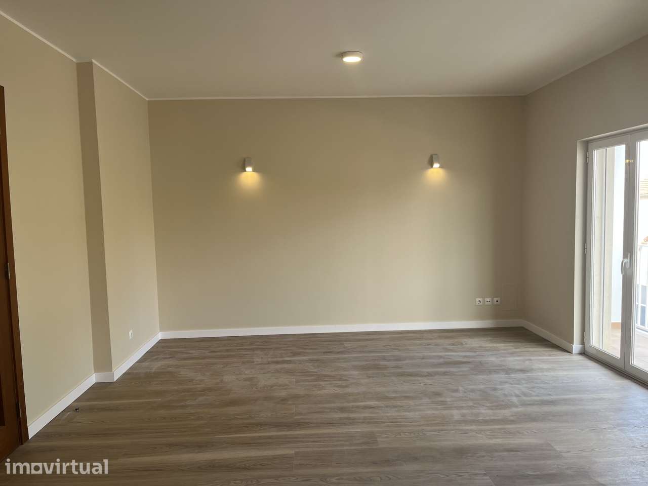 T2 em Campelos: Apartamento Moderno e Renovado - Grande imagem: 3/24