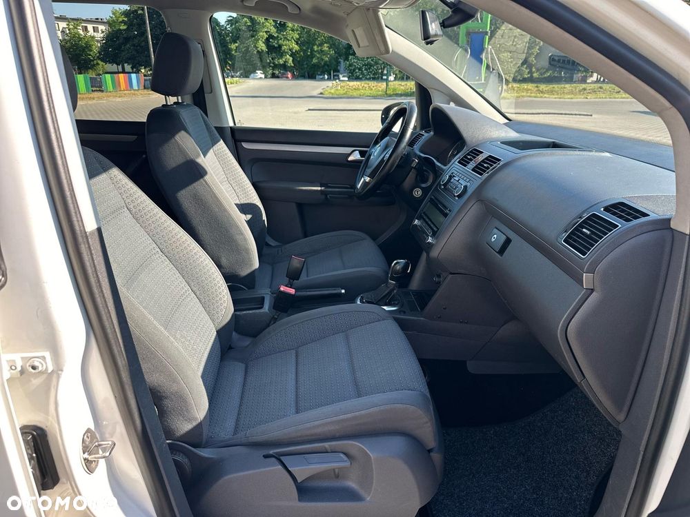 Volkswagen Touran - 12