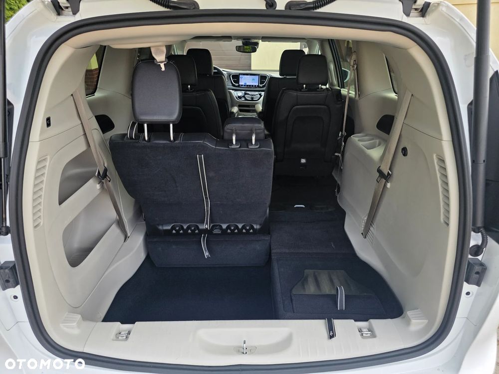 Chrysler Pacifica - 16