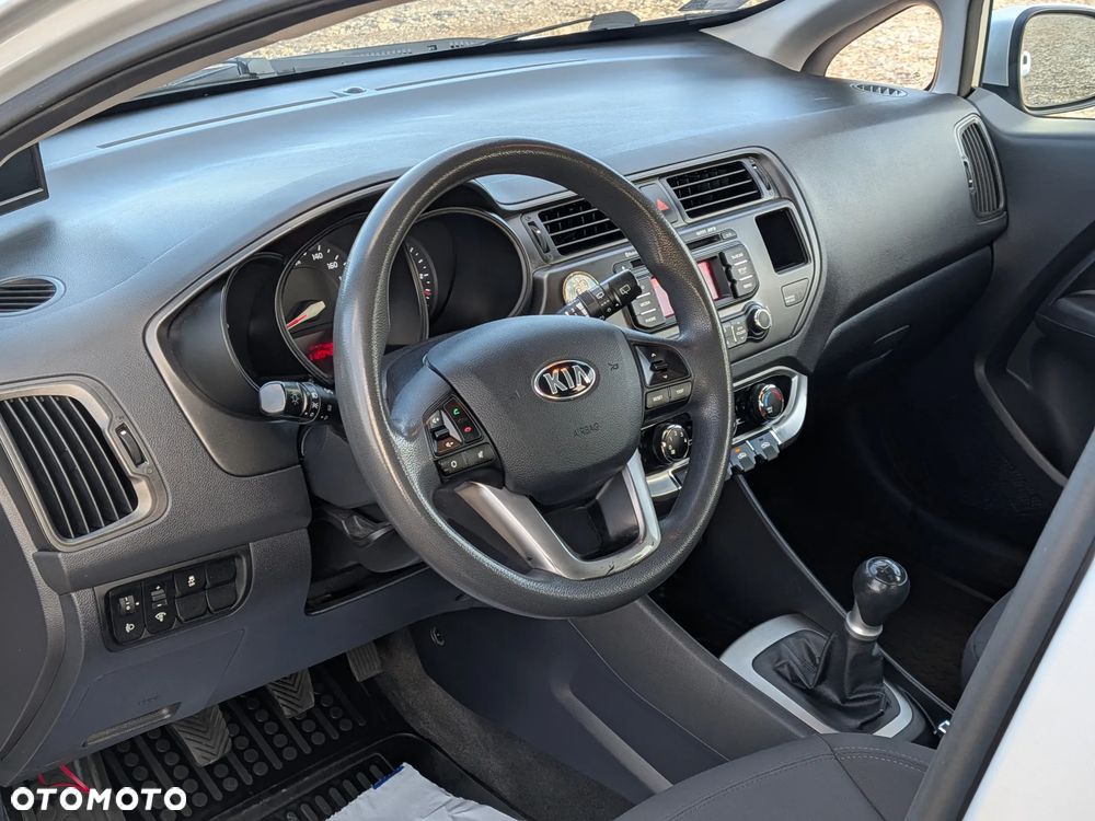 Kia Rio 1.2 L - 6