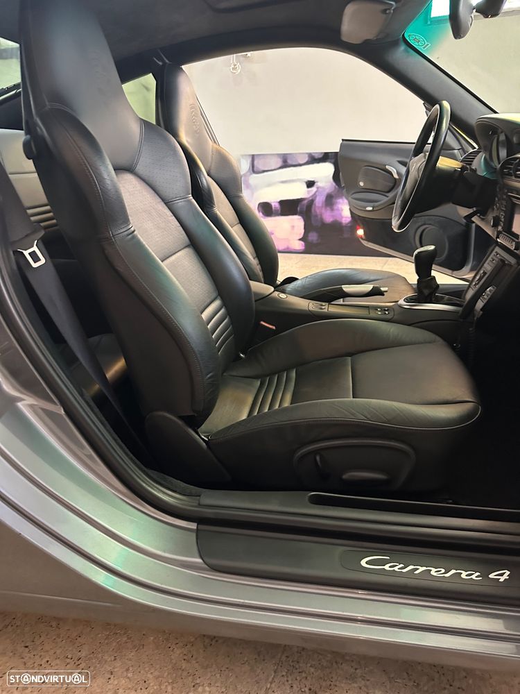 Porsche 911 (996) Carrera 4 - 29