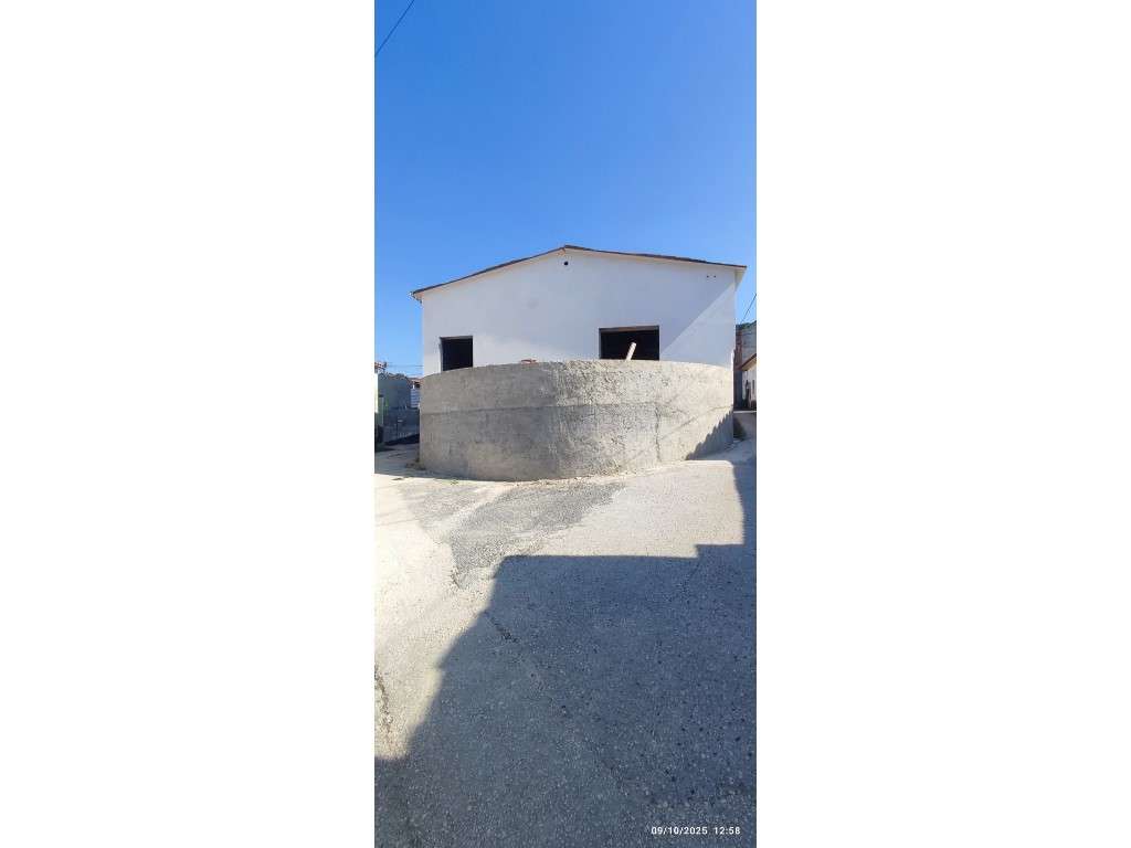 Casa para restauro, excelente oportunidade, com potencial investimento - Grande imagem: 2/24
