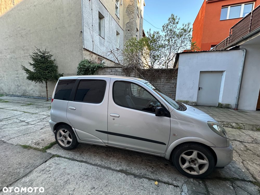 Toyota Yaris Verso - 4