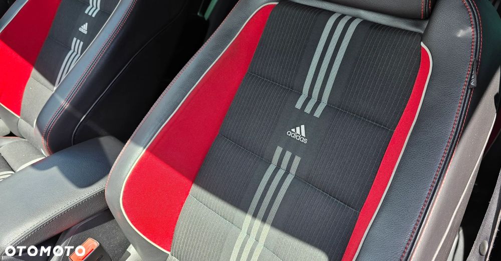 Volkswagen Golf 2.0 GTI DSG adidas - 15