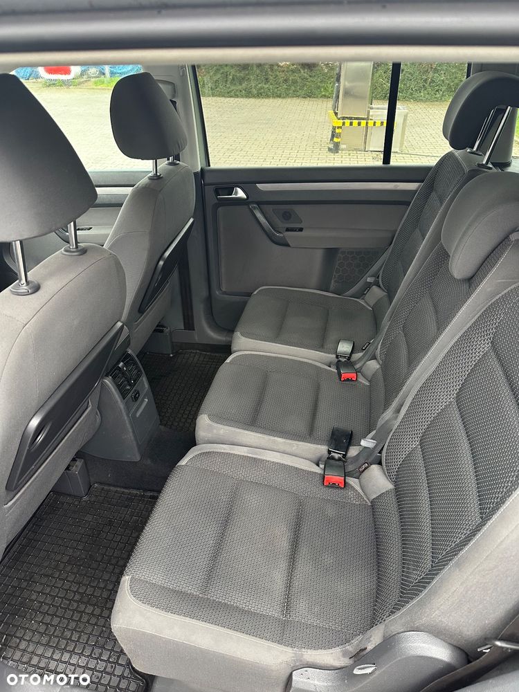 Volkswagen Touran - 12