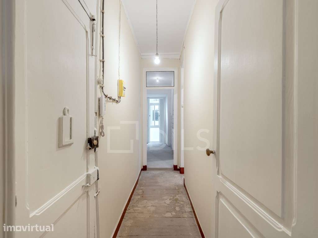 Apartamento T2 com terraço, para reabilitar nos Anjos, Lisboa - Grande imagem: 2/20