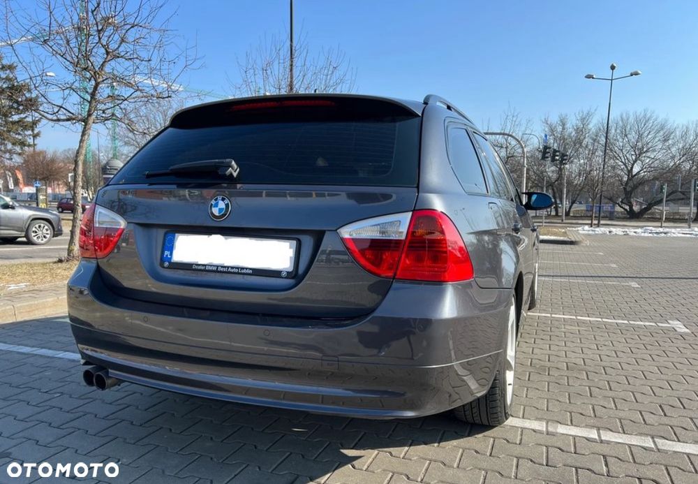 BMW Seria 3 325xi Touring - 10