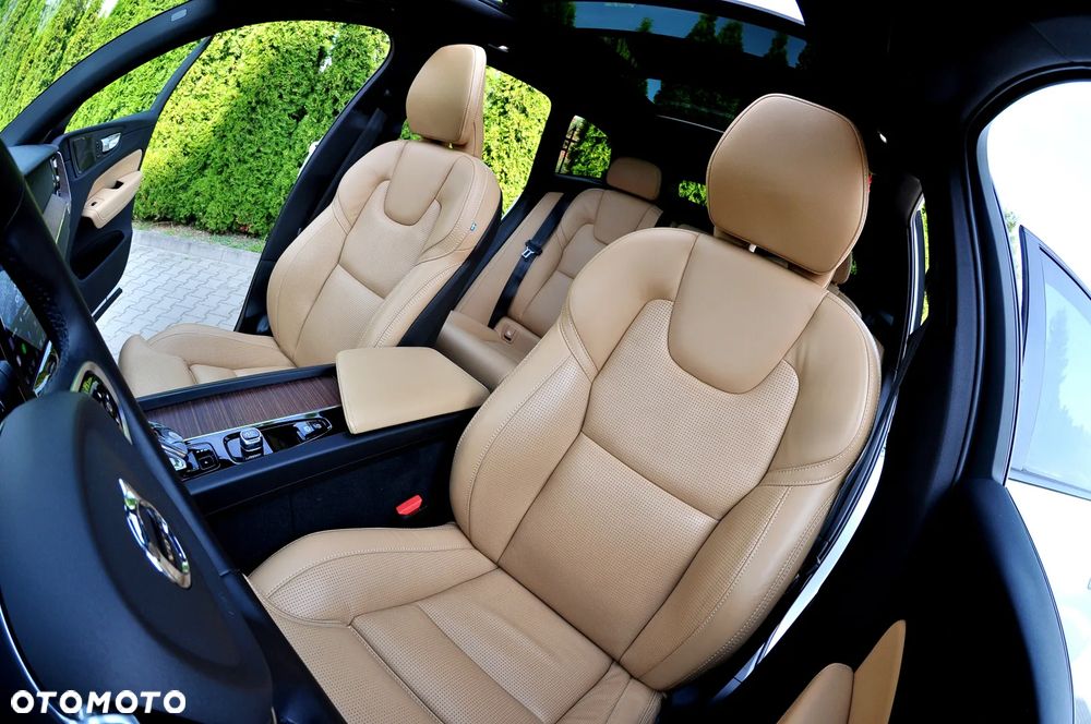 Volvo XC 60 B4 D Plus Dark - 26