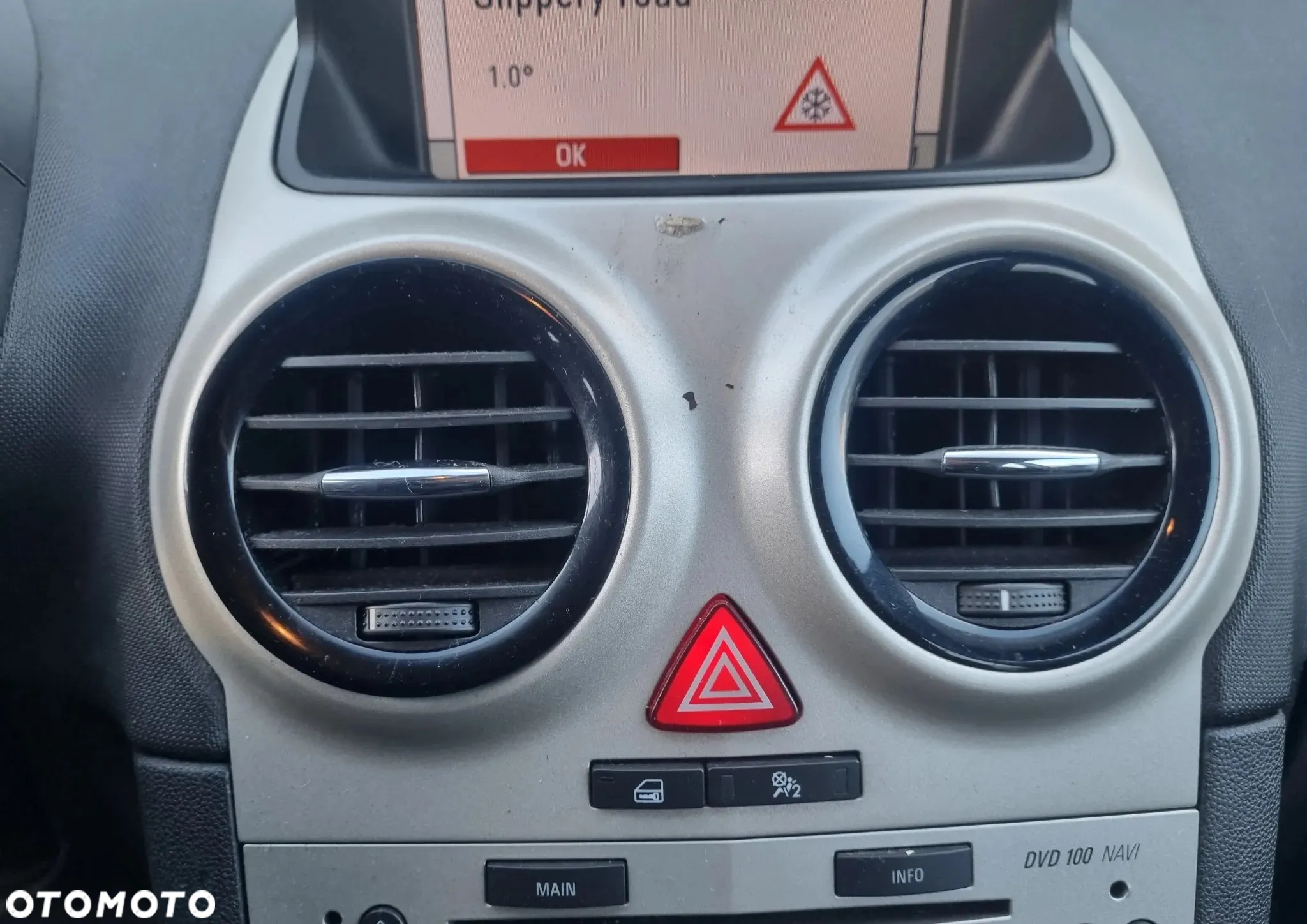 OPEL CORSA D 06-11 r. RAMKA KONSOLI kratki nawiewu środkowe + - 7