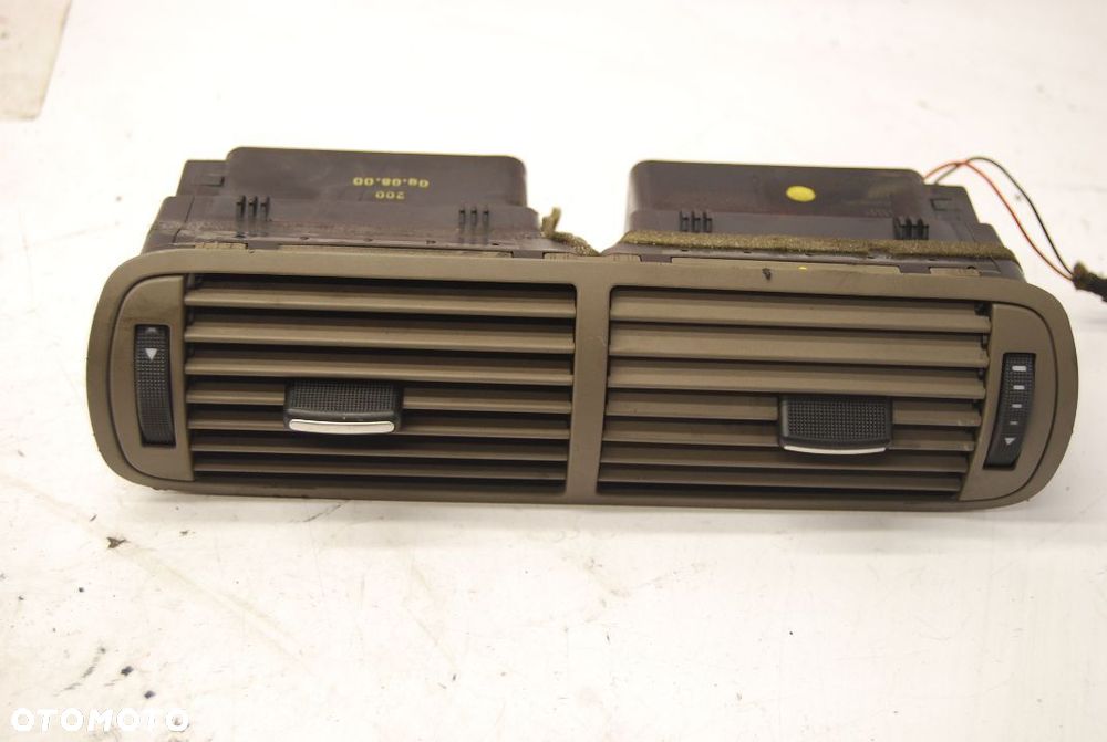 ŚRODKOWA KRATKA NAWIEWU 8L1820951 AUDI A3 8L LIFT JASNA/ CZARNA - 2