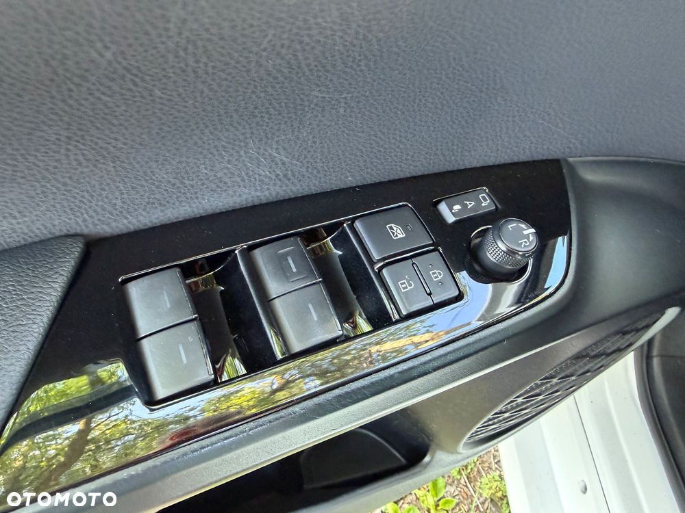 Toyota Prius (Hybrid) Life - 9
