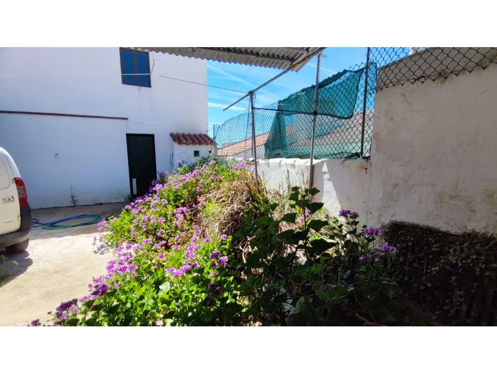 Moradia com grande área no centro de Bencatel - potencial para habi... - Grande imagem: 2/38