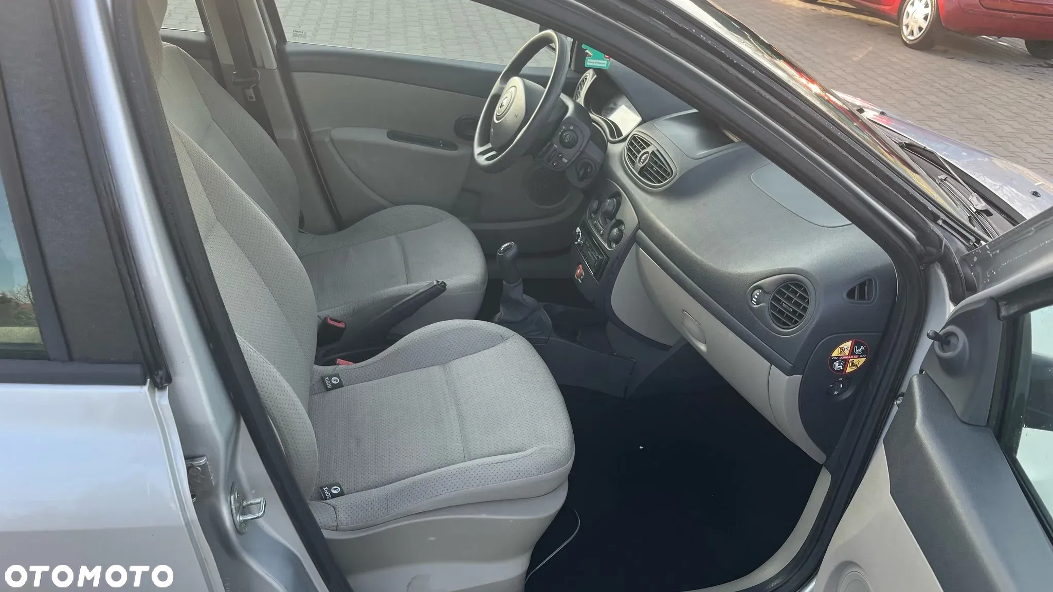 Renault Clio 1.2 16V 75 Dynamique - 10