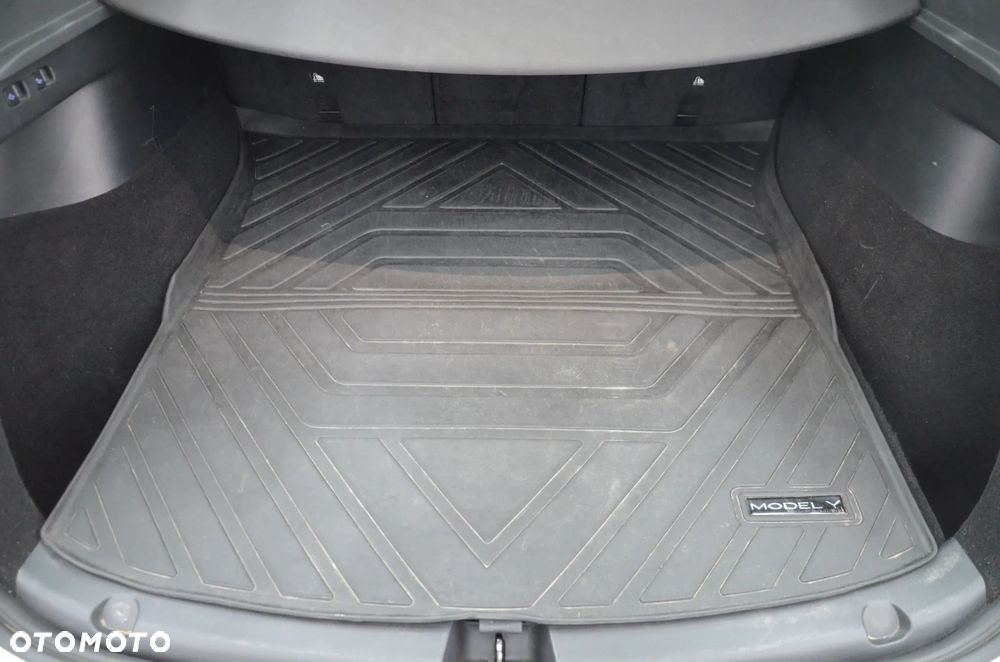 Tesla Model Y Long Range AWD - 22