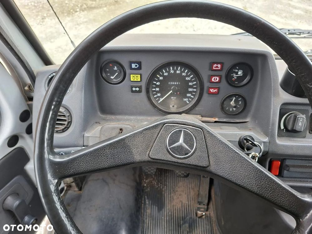 Mercedes-Benz 208 - 9